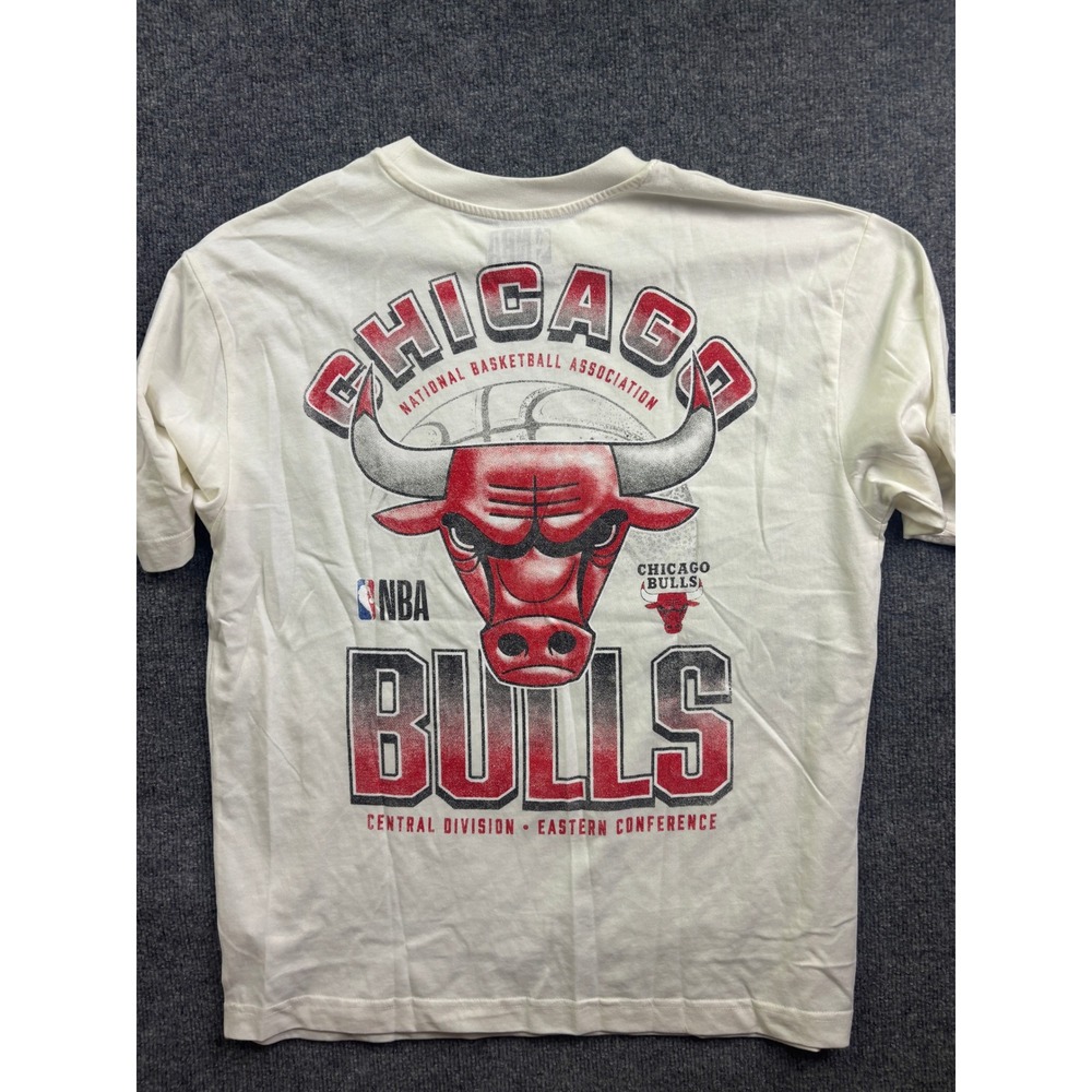 NBA Chicago Bulls T-Shirt Mens Medium White Short Sleeve Graphic‎ Logo Tee